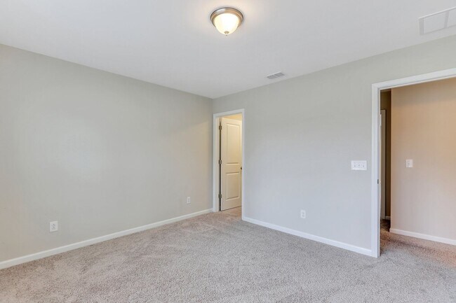 Building Photo - 4 Bed/2.5 Bath in The Commons