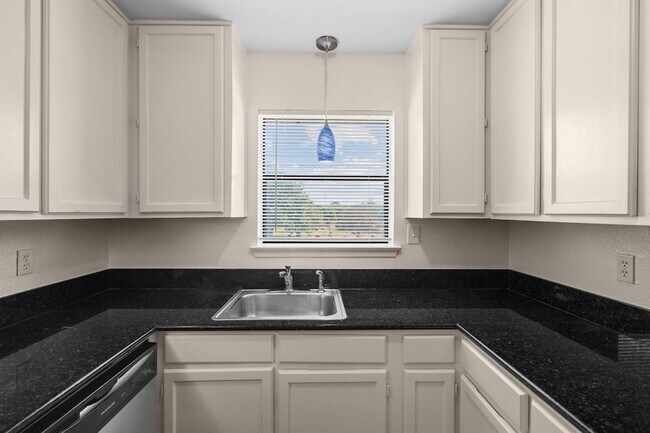 Building Photo - 320 E 4th St