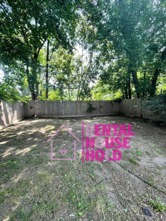 Building Photo - ~ 3 BEDROOM 1 BATH BUNGALOW FREE PRE-SCREEN