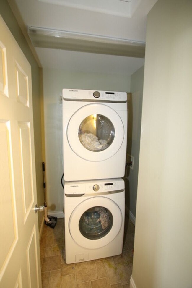 Building Photo - 3 Bedroom Centrally Located Condo!