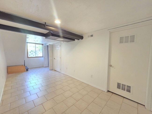 Building Photo - 5621 N Hemlock St