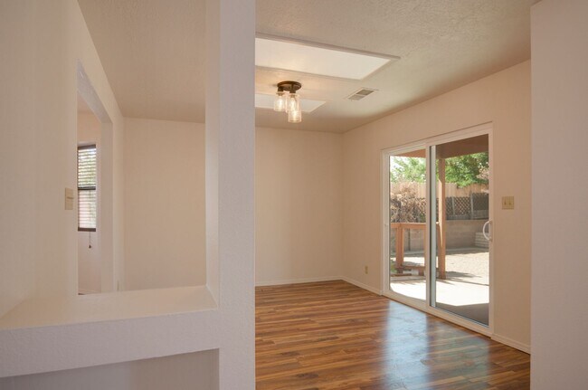 Building Photo - Amazing 3 Bedroom in Central Rio Rancho!