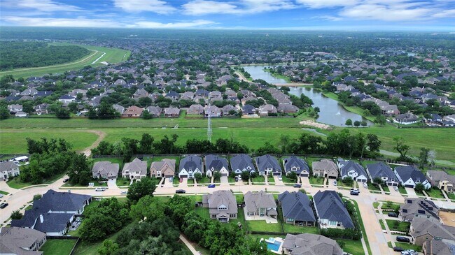 Building Photo - 8826 Forest Side Dr