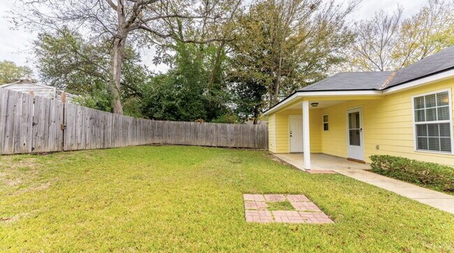 Building Photo - 3BR/2BA — Fenced Yard, Gated Parking, Lawn & Pest Included | Available 7/27