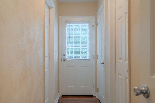 Building Photo - 846 Patrick Henry Dr