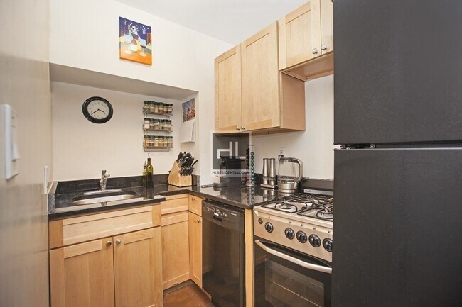 Building Photo - 121 W 92nd St