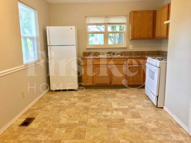 Building Photo - 2275 Glenoro Dr