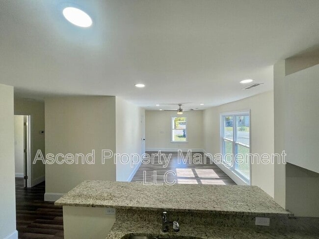 Building Photo - 729 Henderson Ave