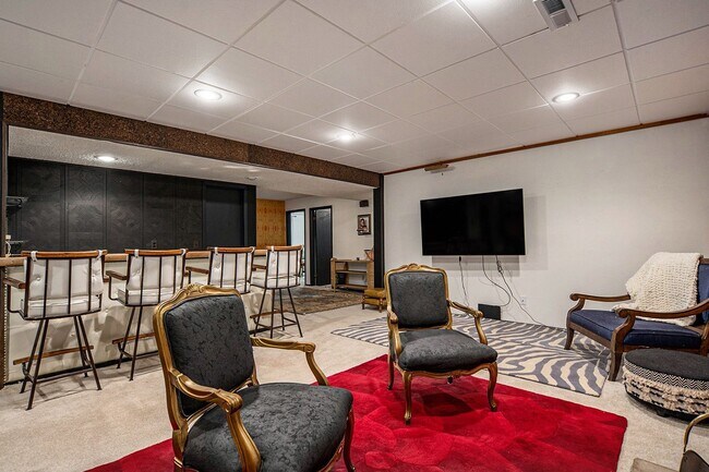 Building Photo - 4 bed/3 bath very spacious, fully furnishe...