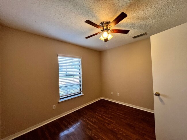 Building Photo - **COMING SOON** - 3/2 Townhome in Riversid...