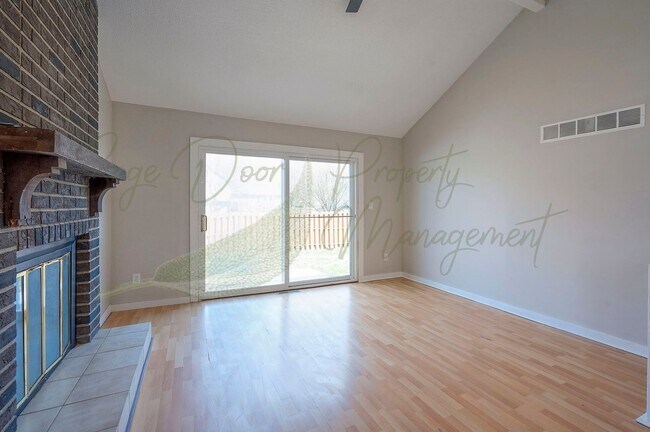 Building Photo - CHARMING TOWNHOME IN LEES SUMMIT!!