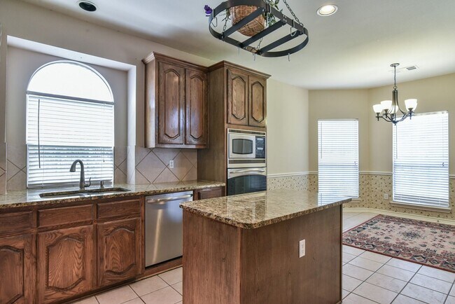 Building Photo - Large Mansfield High Home Centrally Located