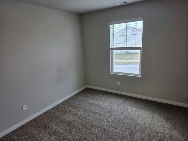 Building Photo - 655 NW Williamsburg Ln