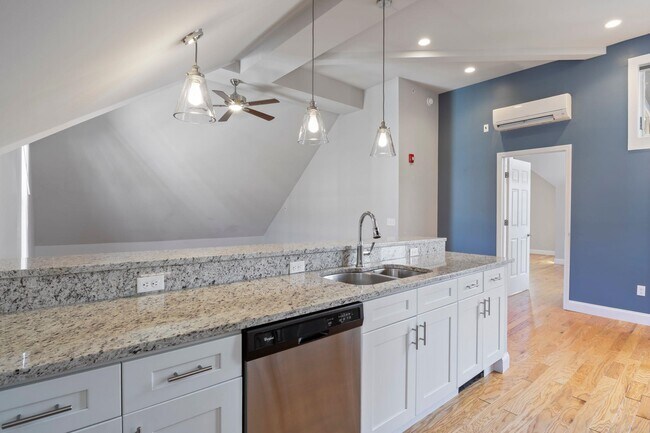 Building Photo - 303 Islington St