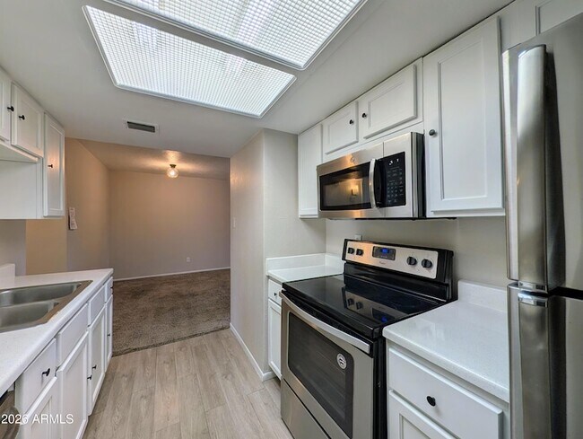 Building Photo - 4211 E Palm Ln