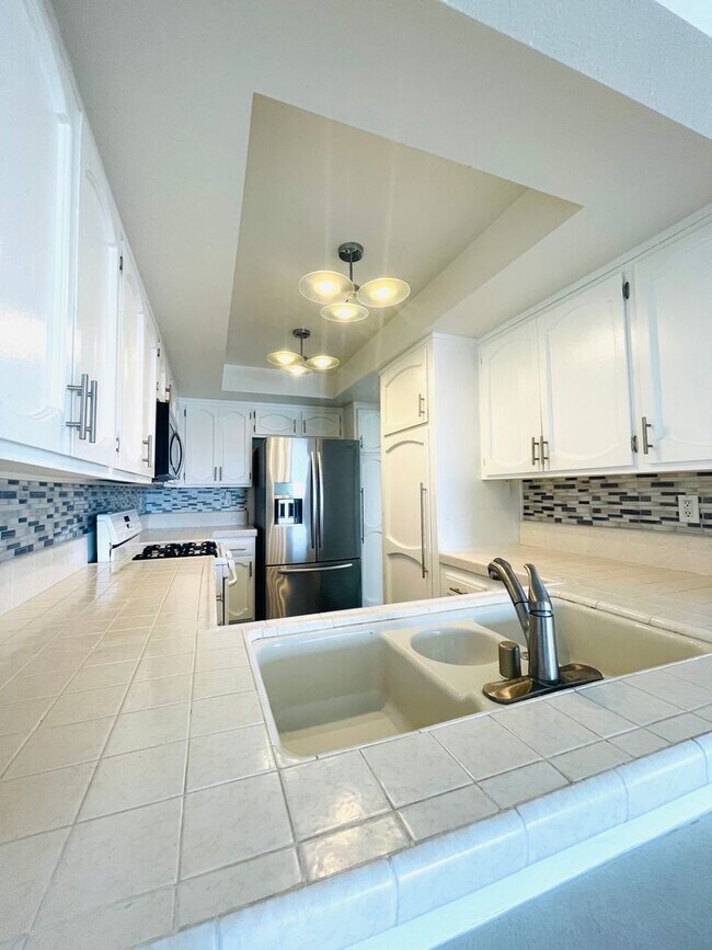 Building Photo - Tri-Level Seaview Condo with Amazing Ocean Views!