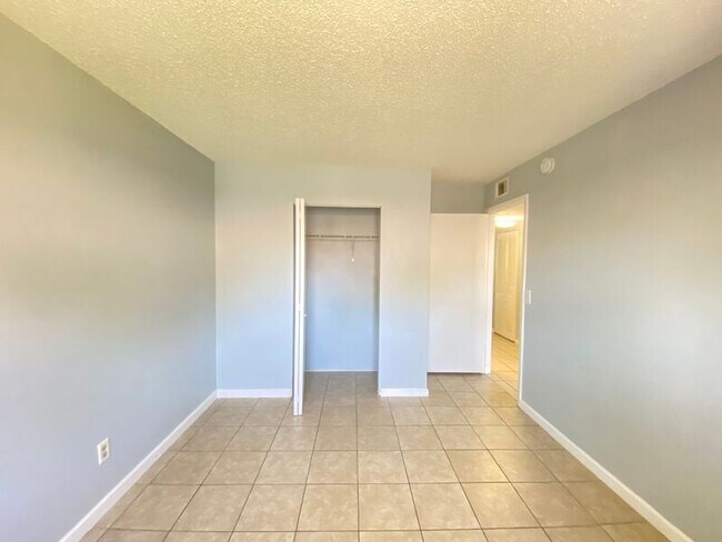Building Photo - 605 Northlake Blvd