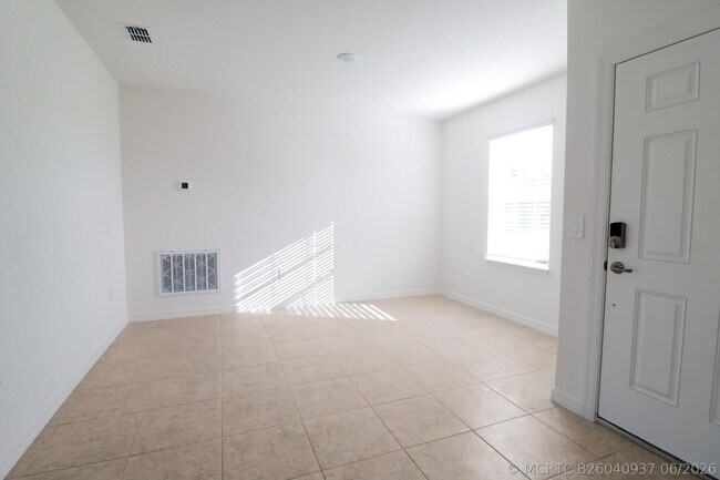 Building Photo - 2061 SE Mantua St