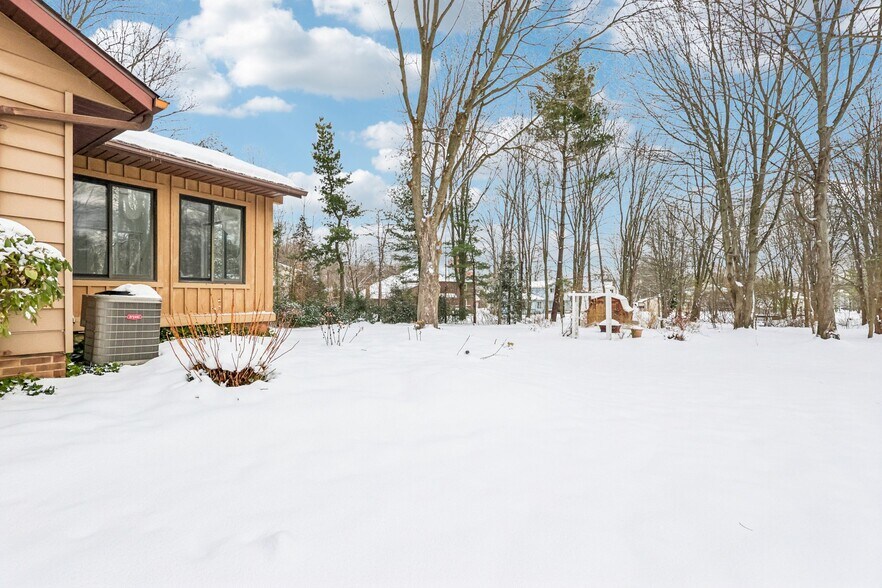 Building Photo - 6235 Sunnywood Dr