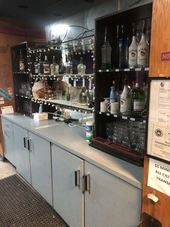 Building Photo - 614 University Ave