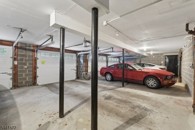 Building Photo - 364 E Ridgewood Ave