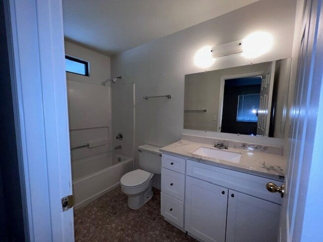 Building Photo - 3 Bedroom 2 Bath home close to schools, sh...