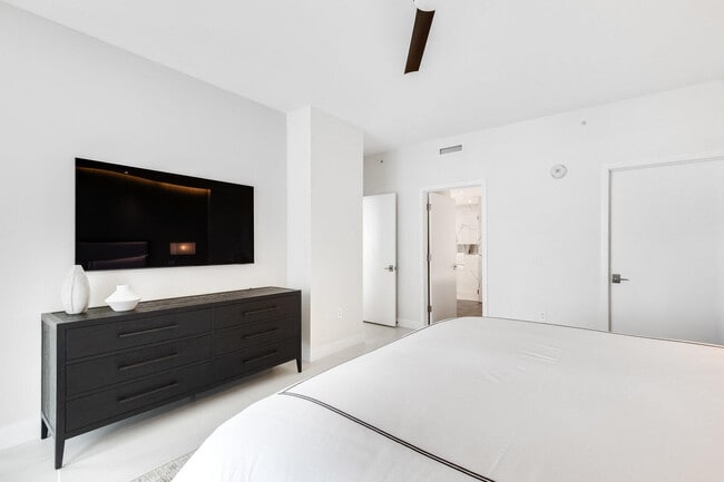 Building Photo - 3100 N Ocean Dr