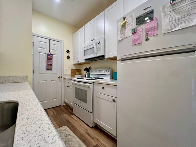 Building Photo - ADORABLE 2 BR, 2 BA CONDO - FURNISHED OR U...