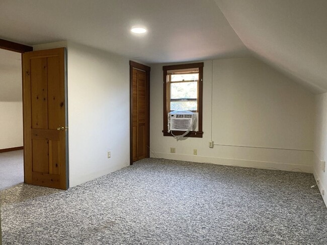 Building Photo - Country Home!