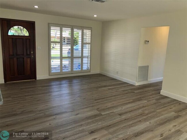 Building Photo - 807 SE 9th Terrace