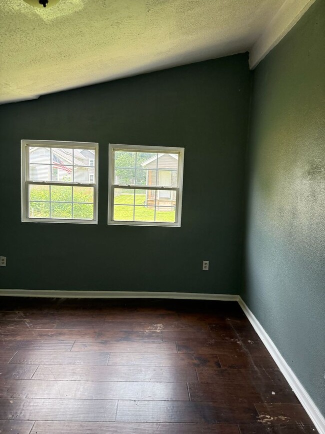 Building Photo - 3 bedrooms 1 bath