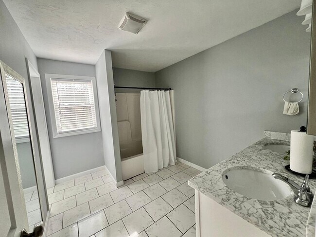 Building Photo - 129 Quinapoxet St