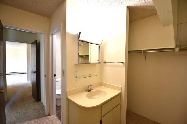 Building Photo - 3 Bedroom, 2 Bathroom Penthouse Condo in North Boulder.