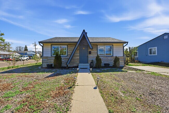 Building Photo - $2,140.95 -  2 bed, 1 bath located in Denver with a big backyard and In Unit Laundry!