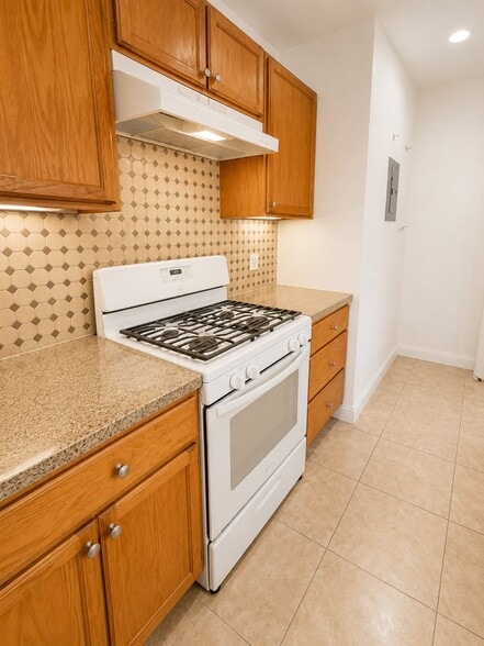 Building Photo - 2533 1/2 Hillcrest Dr