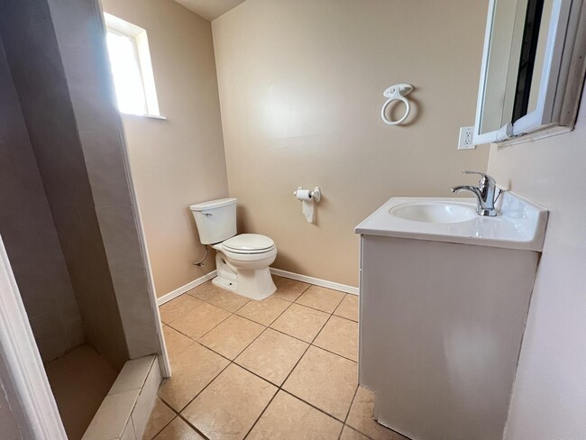 Building Photo - 2713 Fir St