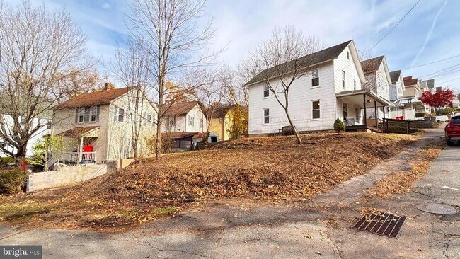 Building Photo - 6 Fern Ave