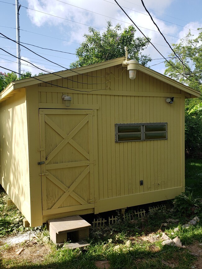 lots of storage - 226 S Iowa St