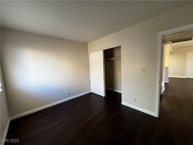 Building Photo - 5021 River Glen Dr
