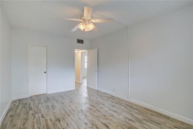 Building Photo - 1450 N Riverside Dr