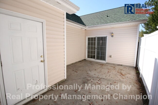 Building Photo - End Unit Condo with Open Floorplan and Split Bedrooms