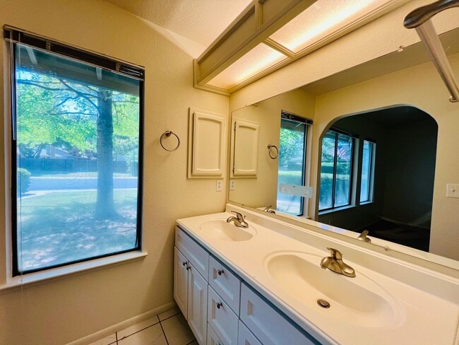Building Photo - Charming 3 bed/2 bath with detached unit 1...