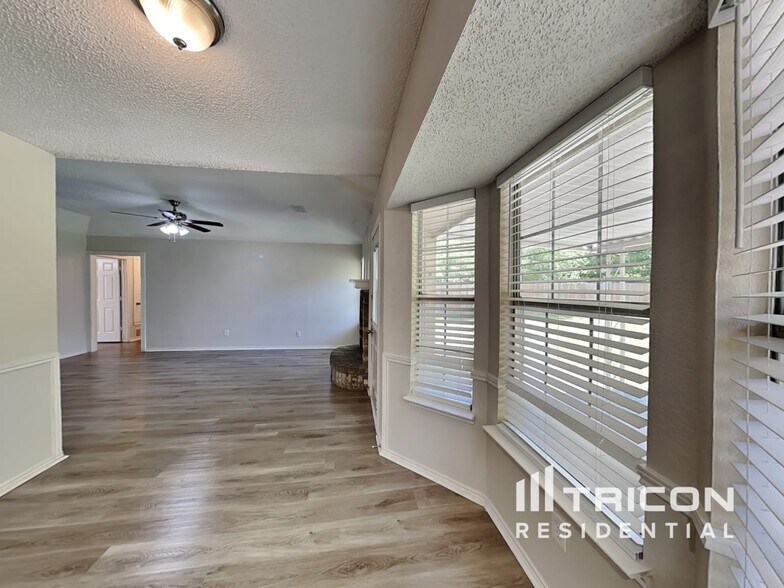 Building Photo - 615 Sherman Dr