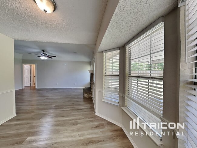 Building Photo - 615 Sherman Dr