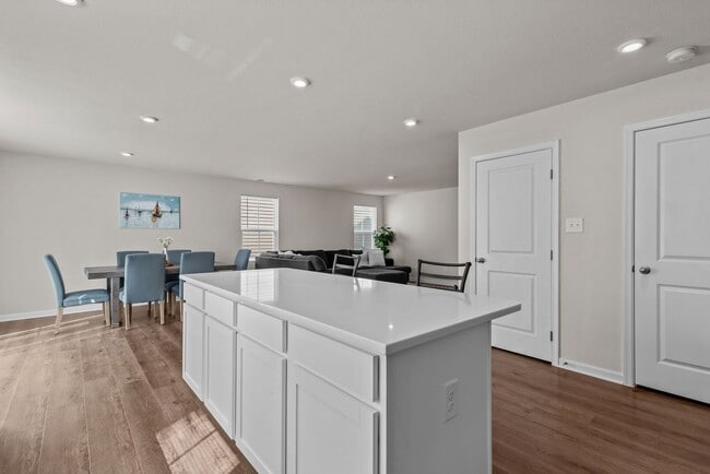 Building Photo - Spacious Home for Rent in Portsmouth!