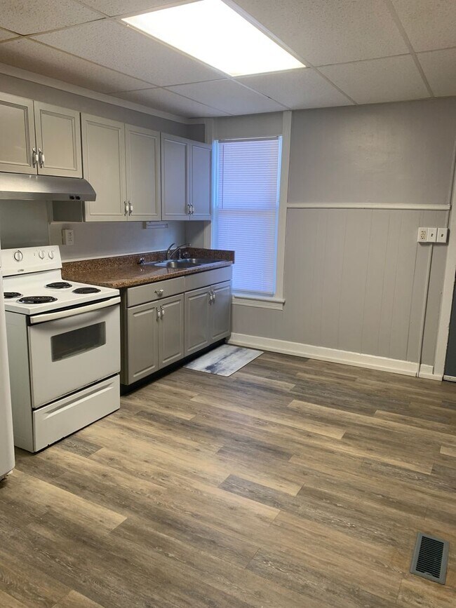 Building Photo - Available Now! Cozy 1-2 bedroom house with...