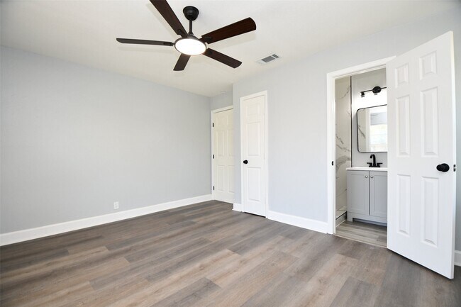 Building Photo - 5429 De Lange Ln