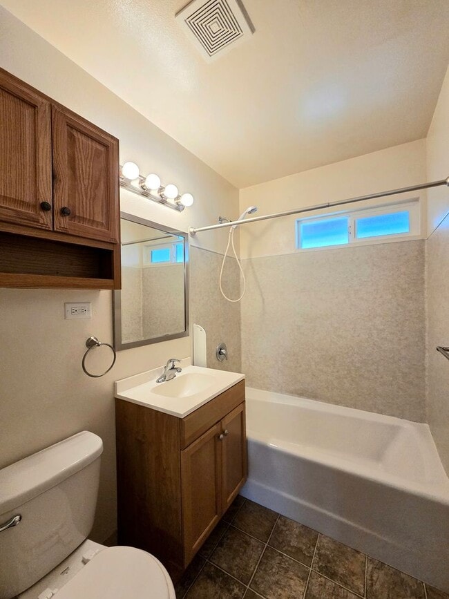 Building Photo - 1231/1233 Montana St. Duplex