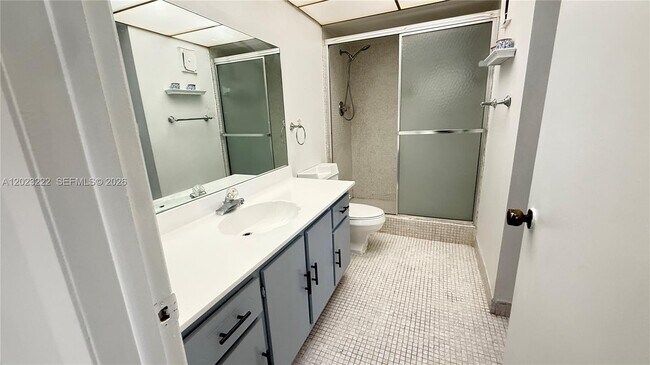 Building Photo - 240 Lakeview Dr