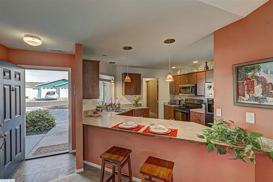 Front door and kitchen - 531 Smoketree pl